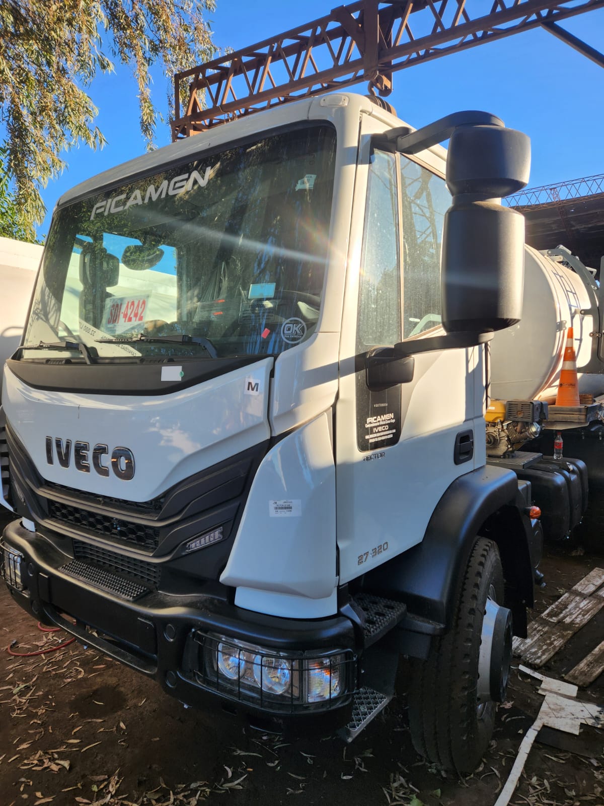 Camión Iveco para logística y transporte pesado